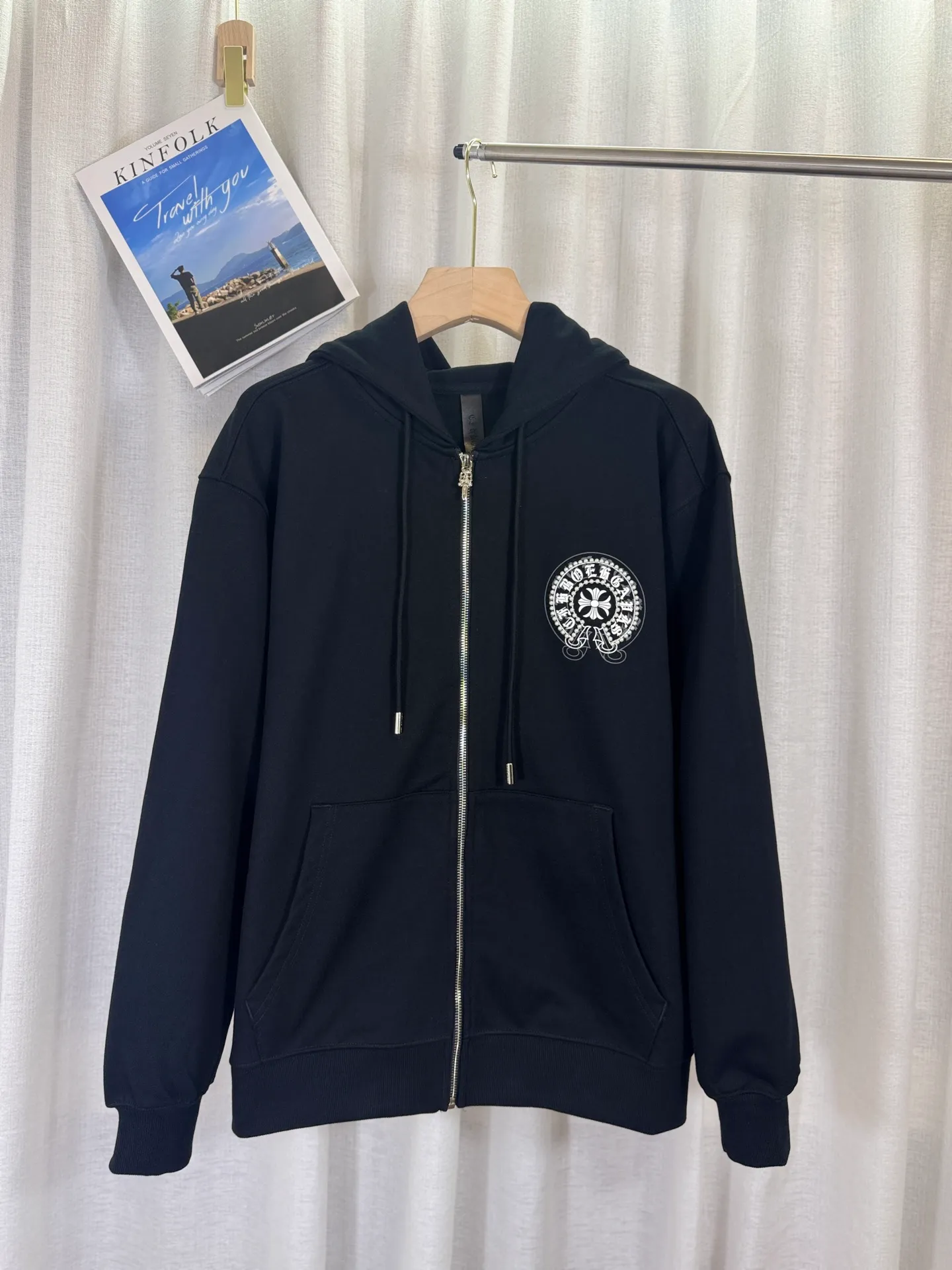 P350 top version, real shot without P, ​​different from market currency) 𝗖𝗵𝗿𝗼𝗺𝗲 𝗛𝗲𝗮𝗿𝘁𝘀/Cro Heart 2025 Compass Pearl Embroidery Autumn and Winter New Original Single Counter American Laser Burnt 3D Three-dimensional Appliqué Pearl Couple Casual Cardigan Sweatshirt 👑The highest version! Customized fabric 480g tripe terry fabric! American acid-washed and distressed original fabric, laser burning + patch embroidery, exquisite embroidery of letters! The best-selling model in the counter, very comfortable to wear. Accessories: original molded and authenticated collar label➕100% silk wash label. Genuine purchase-grade original hangtag➕matching hanging rope➕3D hanging beads➕original packaging bag. Craftsmanship: The original version has consistent wiring! The highest version of the armhole matching technique! Color: Beige Black Size: S M L XL Style No.: 25-353